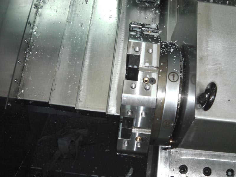 大拖板和刀架斜置，使得機(jī)床的操作和排屑都很方便，并且占地面積小，有很好的宜人性。