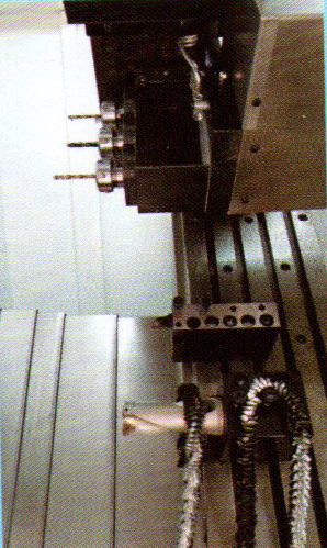 控制系統(tǒng)及主軸電機(jī)采用伺服主軸，加裝兩軸徑向或軸向伺服動(dòng)力頭。可實(shí)現(xiàn)主軸360度任意分度定位，鉆、攻、銑功能。