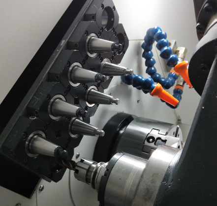 .數(shù)控車床標準配置臺灣套筒主軸．主軸軸承采用日本NSK高精度滾動主軸軸承、主軸最高轉(zhuǎn)速可達6000r/min,主軸伺服主軸驅(qū)動，可實現(xiàn)C軸差補分度加工。